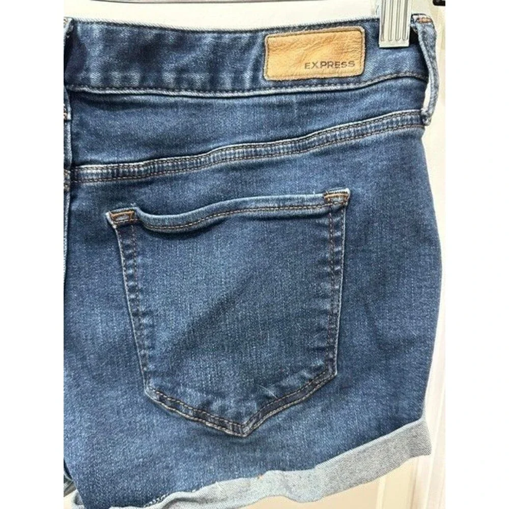 Express Ultimate Stretch Performance Shortie Relaxed Low Rise Denim Shorts SZ 6